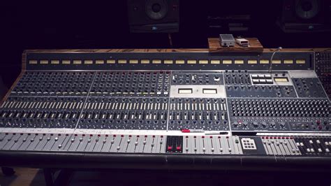 Before the days of large recording <b>consoles</b>, mixers comprised of modular amplifiers (such as the groundbreaking 610 by Bill Putnam Sr. . Neve mixing console